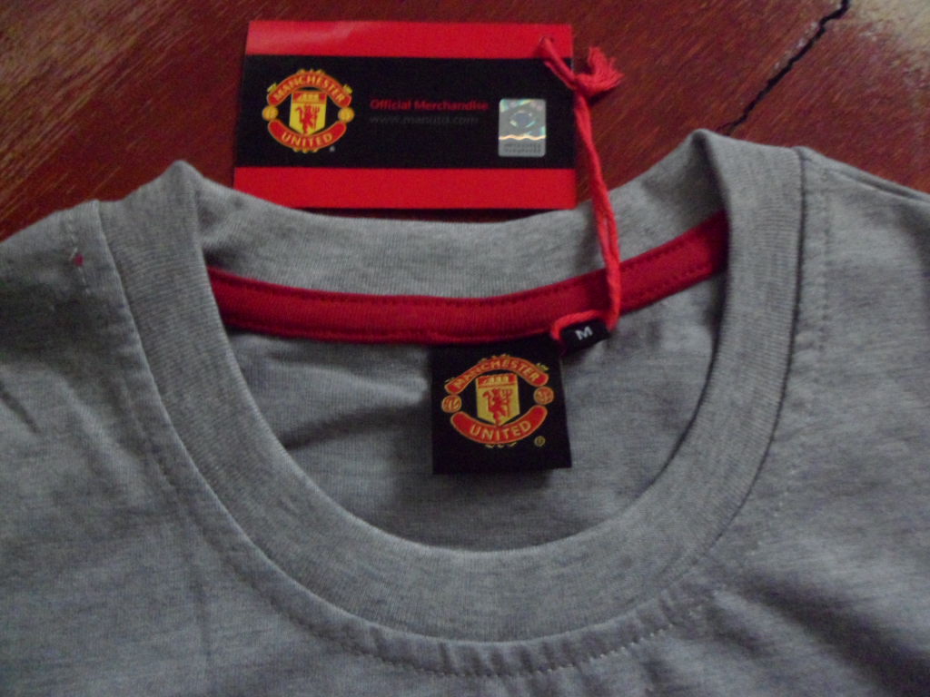 เสื้อที-เชิ๊ต (เสื้อยืดคอกลม) ฟุตบอล ทีมสโมสรแมนเชสเตอร์ ยูไนเต็ด ชุดที่ระลึก UEFA Champions League Champions 1999 ใหม่ M-Size / MANCHESTER UNITED Football T-Shirt Commemorative Kit UEFA Champions League Champions 1999 Jersey NEW M-Size