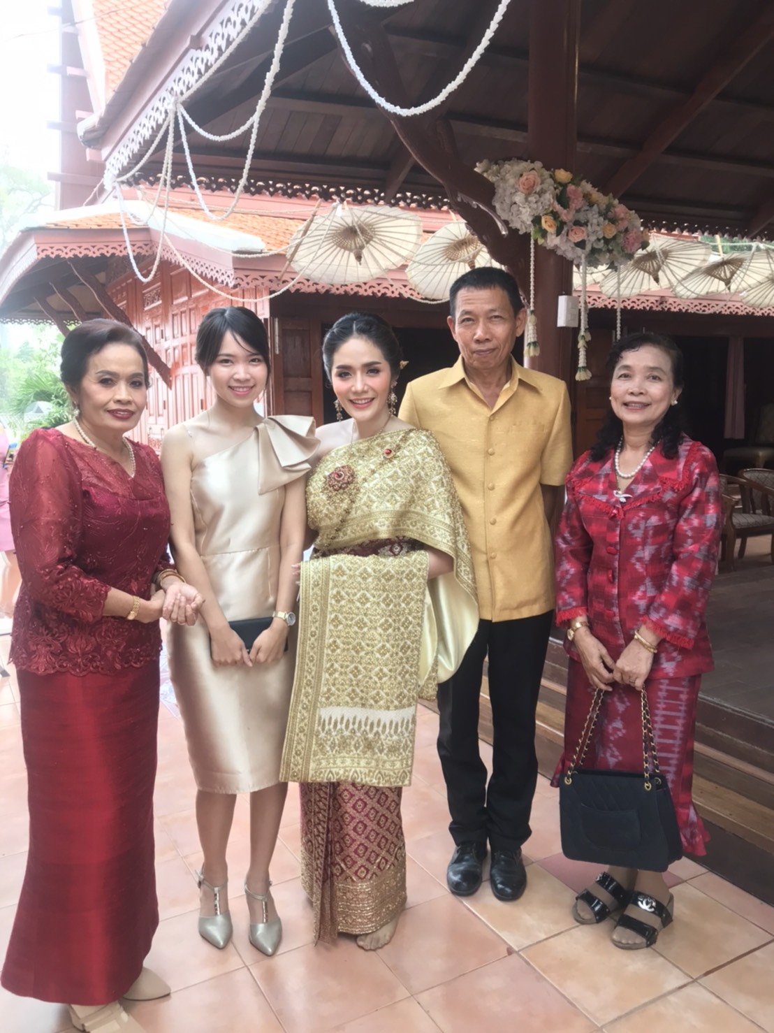 พร้อมเช่า ราตรีสั้น ไหล่เดียว ชุดเดรสเดรสเนื้อไหม ทรงเข้ารูป แต่งระบาย สีทอง