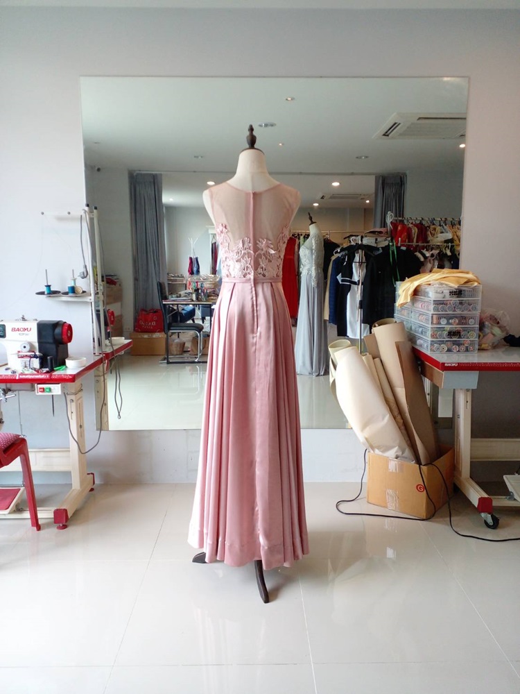 พร้อมเช่า ชุดราตรียาว สีชมพู Nude ปักลูกไม้แต่งเลื่อม ด้านหลังเป็นแบบซีทรู กระโปรงผ้าซาติน ชายยาว