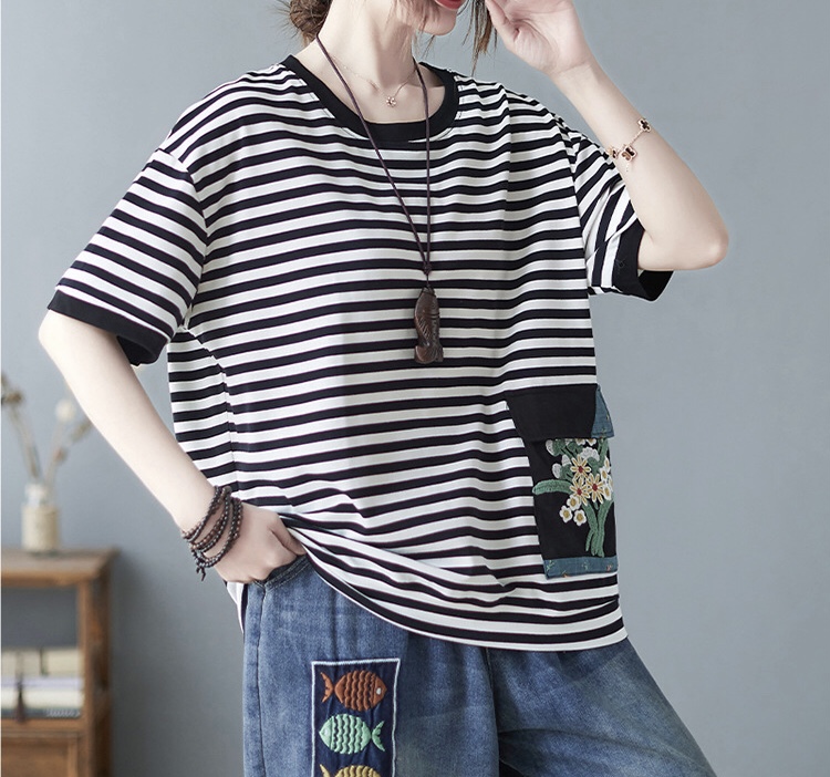 เสื้อยืดลายทางแต่งกระเป๋า