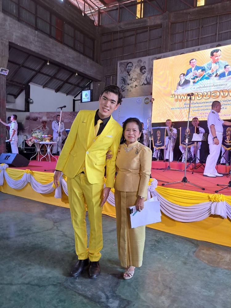 พร้อมเช่า ชุดสูทชาย สีเหลือง Bright Yellow 3-piece Suit พร้อมเสื้อกั๊ก