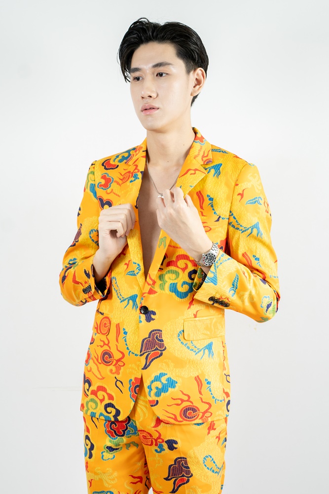 พร้อมเช่า ชุดสูทจีนชาย สีเหลืองทอง พิมพ์ลายกราฟฟิก สไตล์จีน *ไม่มีเสื้อกั๊ก*
