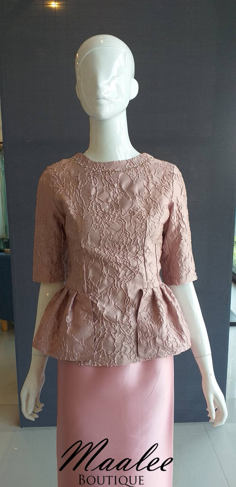 พร้อมเช่า ชุดไทยคุณแม่ เสื้อสีชมพู Nude ผ้าซิ่น แยกชิ้น เรียบหรู สีชมพู