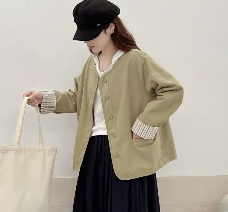 เสื้อคลุมแต่งกระเป๋าทรงเรียบสไตล์มินิมอล