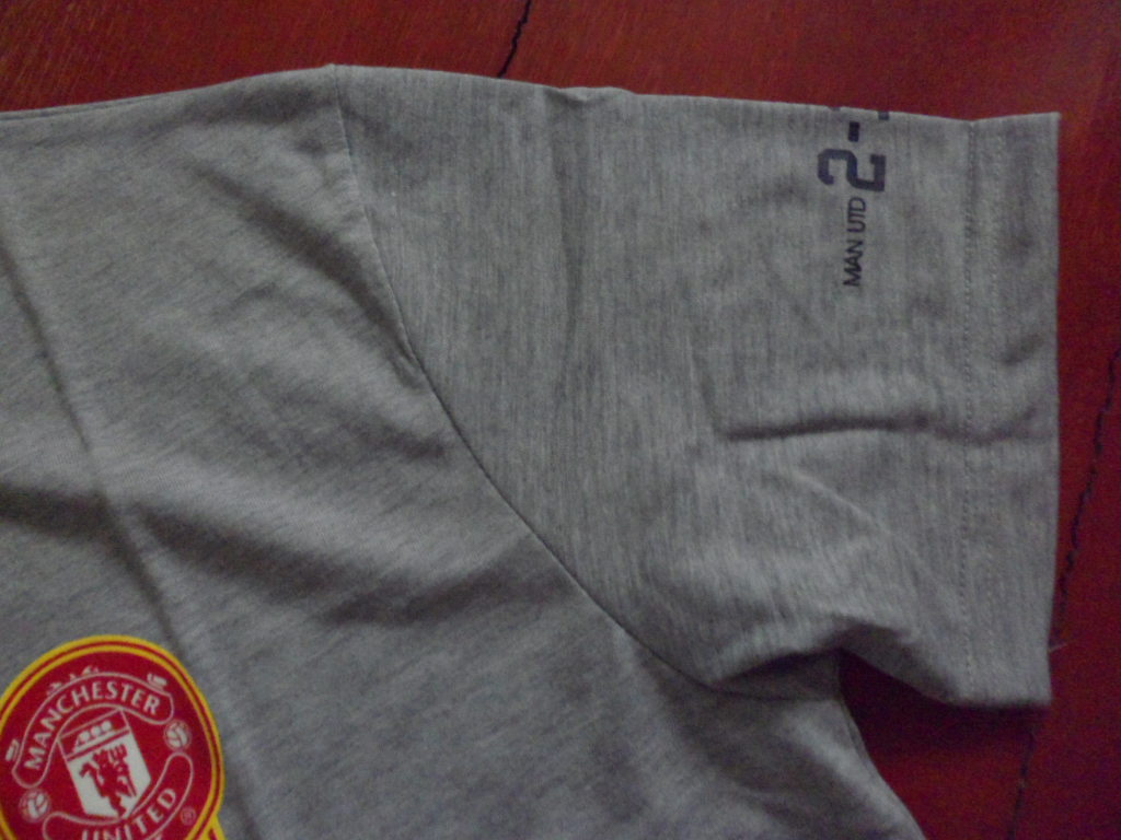 เสื้อที-เชิ๊ต (เสื้อยืดคอกลม) ฟุตบอล ทีมสโมสรแมนเชสเตอร์ ยูไนเต็ด ชุดที่ระลึก UEFA Champions League Champions 1999 ใหม่ M-Size / MANCHESTER UNITED Football T-Shirt Commemorative Kit UEFA Champions League Champions 1999 Jersey NEW M-Size