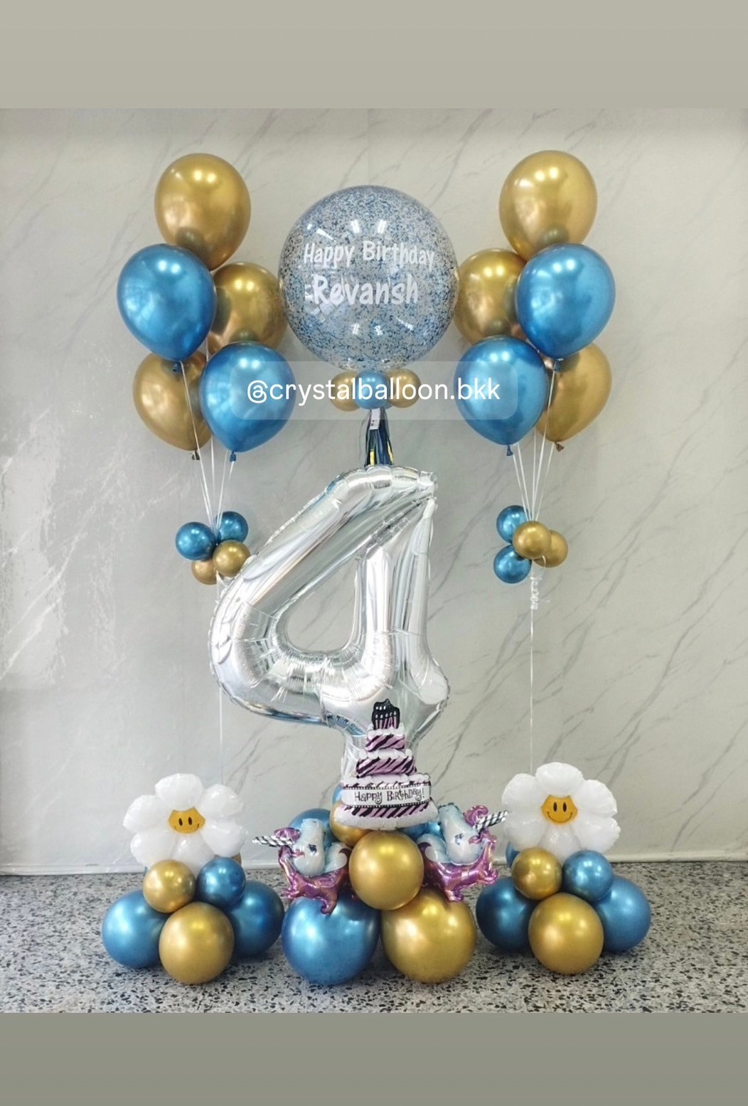ลูกโป่ง วันเกิด Bubble ขนาด 24" สีฟ้า พร้อมตกแต่ง ช่อลูกโป่งโครเมี่ยมสีฟ้า-ทอง ช่อ 5 ลูก 2 ช่อ ฟอยล์ตัวเลข ขนาด 40" สีเงิน ตั้งฐาน 1 ชิ้น ฟอยล์ดอกเดซี่จิ๋ว ตั้งฐาน 2 ชิ้น สีโครเมี่ยม พร้อมตกแต่ง สามารถเปลี่ยนสีลูกโป่ง/เปลี่ยนข้อความ/เปลี่ยนขนาดไ