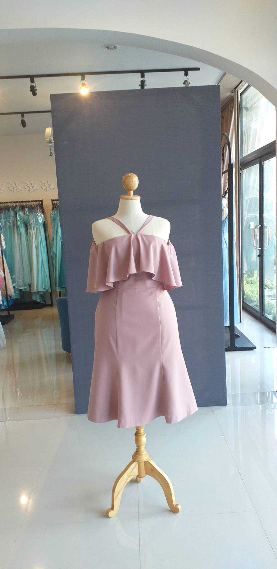 พร้อมเช่า ชุดราตรีสั้น สำหรับสาวอวบ ปาดไหล่ สีชมพู Nude กระโปรงระบายสวย