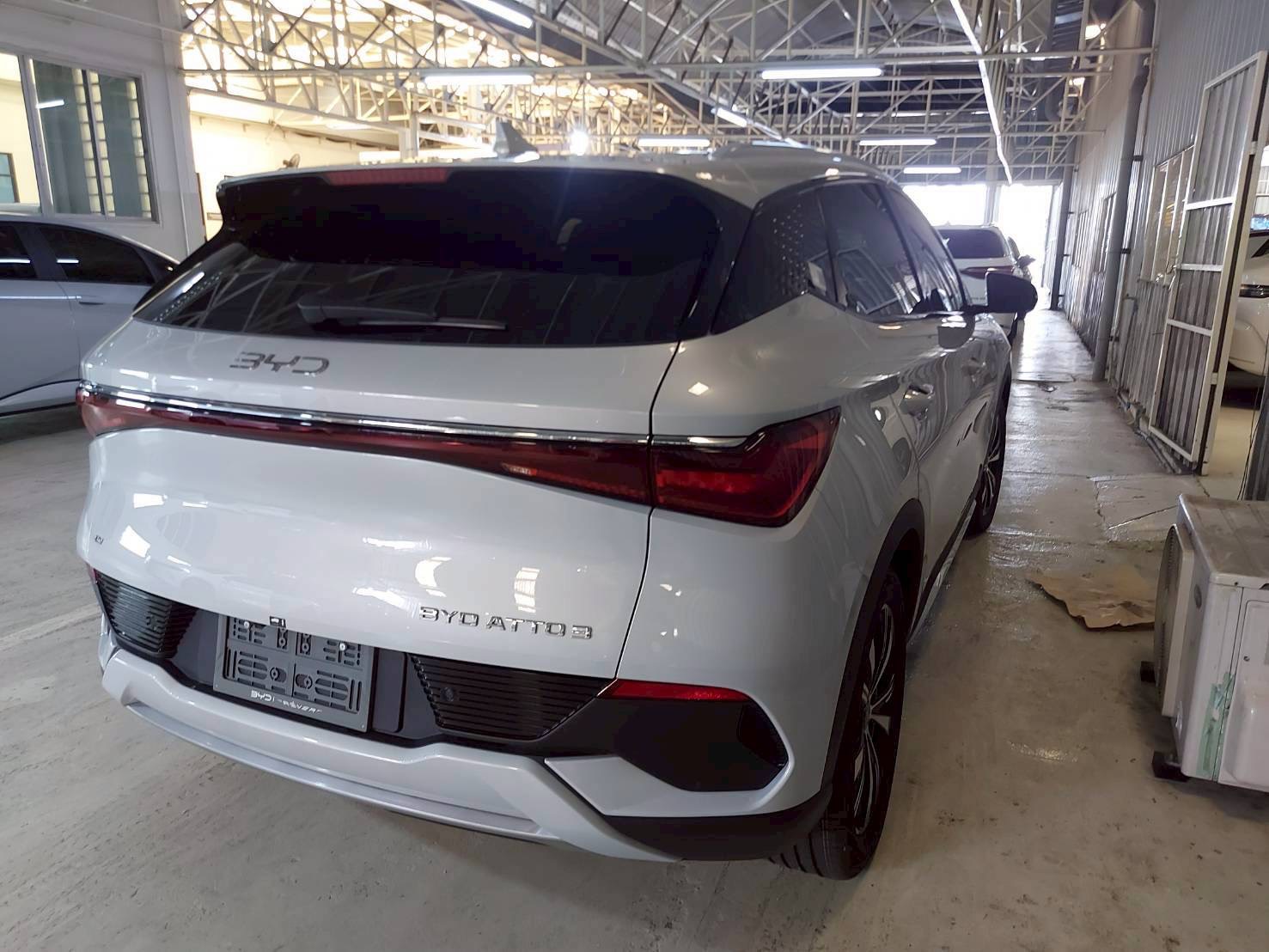 พรมปูพื้นรถยนต์ BYD Atto3 ปูพรมVVIP สีชมพูด้ายทอง เต็มคัน