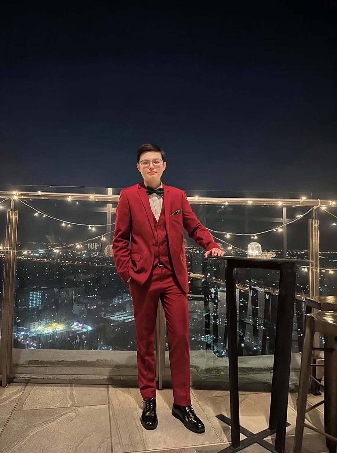 พร้อมเช่า ชุดสูทชาย สีไวน์แดง เข้ารูป พร้อมเสื้อกั๊ก