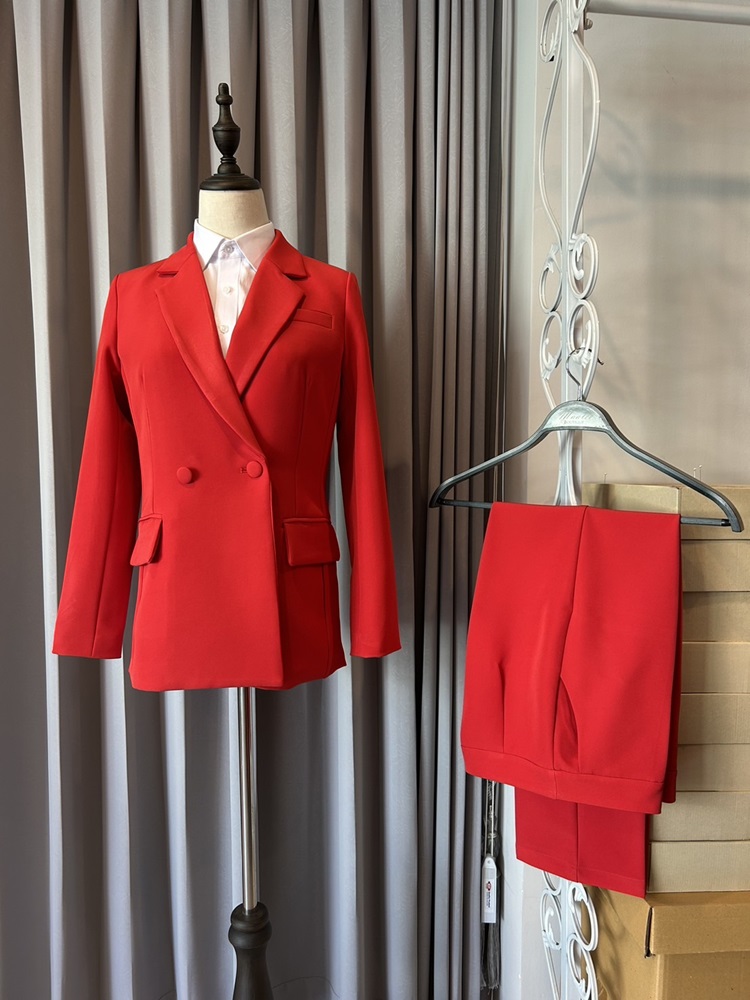 พร้อมเช่า สูทหญิง สูทสีแดง ทรงเข้ารูป สูทแฟชั่น รุ่น 2 กระดุม