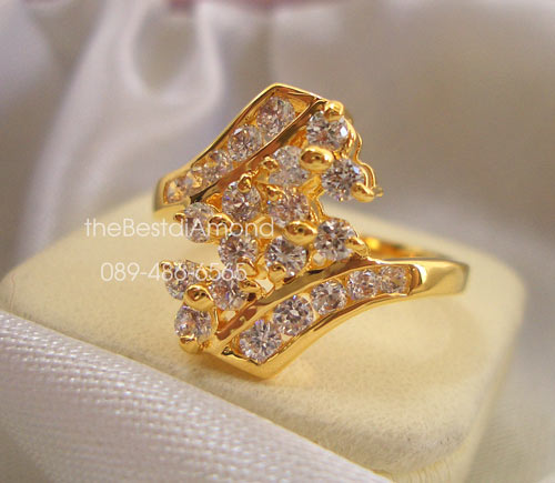 BR520+++แหวนหนีบ เพชรกระจุกตรงกลาง+++แบบสวยมากๆๆ ประกบด้วยเพชรแถว 2 แถววางเอียง ตรงกลางวางเพชร 3เม็ดเป็นกลุ่มๆ ดูทันสมัยมากๆ เพชรเล่นไฟวิ๊งๆมากเลยค่ะ