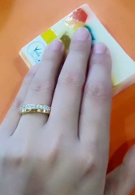 BR027+++แหวนแถวเพชรข้าง+++เก๋ไก๋มากค่ะ ฝังเพชรอยู่ริมเลย ทำให้ดูดีมีดีไซน์ งานสวยมากๆๆๆๆ