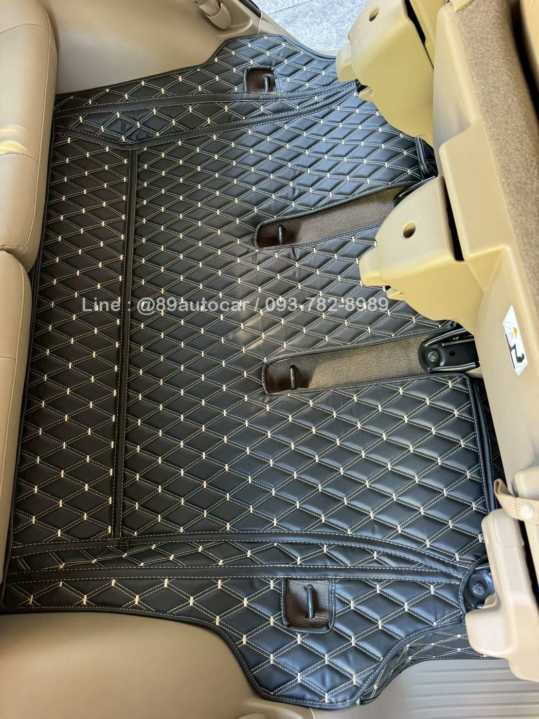 พรมรถยนต์ Toyota Fortuner 2013 ปูพรมVVIP สีดำด้ายทอง เสริมด้วยกระดุมเล็ก PVC สีครีม