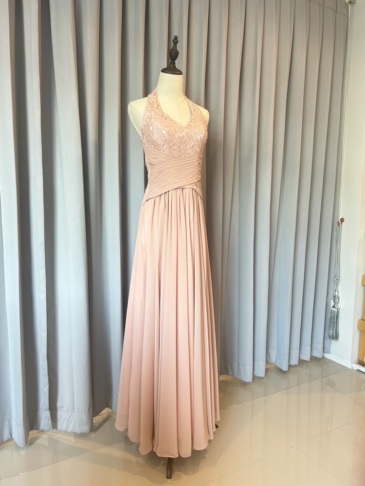 พร้อมส่ง ชุดราตรียาว คล้องคอ สีชมพู Nude pink แต่งลูกไม้ช่วงอก