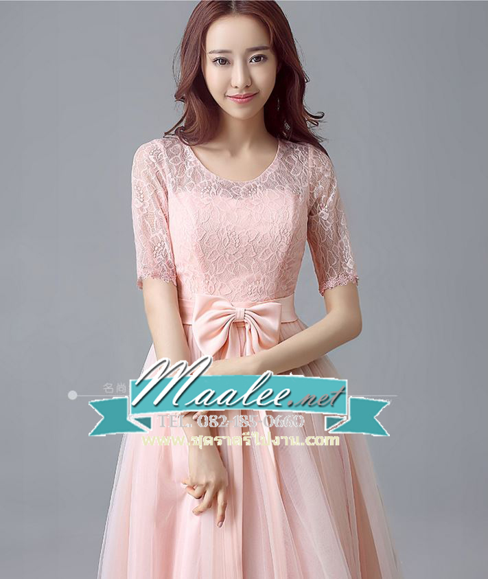 พร้อมเช่า ชุดราตรี แขนสามส่วน แต่งผ้าลูกไม้ลายกุหลาบ เอวคาดโบว์ กระโปรงผ้าตาข่ายนิ่ม สีชมพู