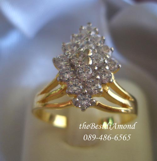 RL016+++แหวนเพชรรูปพวงองุ่น+++ดูเหมือนรูปพวงองุ่น หรือ รูปข้าวหลามตัดก็ได้ค่ะ ใส่แล้วดูModern และแพรวพราวมาก มีสไตน์ดีค่ะ เพชรสวยแถมวางรูปแบบเก๋ไก๋