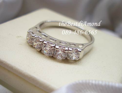 BR964RD+++แหวนแถวหนามเตย 5 เม็ด+++แหวนแถวแบบยอดนิยม ทุกยุคทุกสมัย ฝังแบบหนามเตย เป็นแหวนแถวแบบเรียบๆแต่ดูดี ขนาดเพชร 12 ตัง