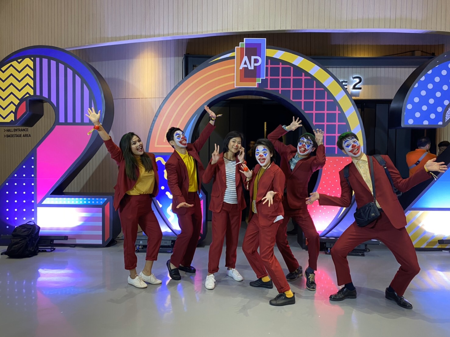 สูทตัดพร้อมเช่า ชุดสูทชาย สีไวน์แดง รุ่นกระดุมสองเม็ด ไม่มีเสื้อกั๊ก