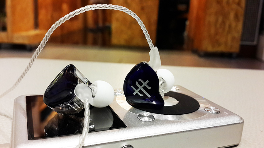 หูฟัง Tfz Series1s Inear 2Chamber Drivers แบบคล้องหู เสียงเทพ สายแบบชุบเงิน รูปทรง Custom เบสหนักแน่น รายละเอียดระดับเทพ ฟังสนุกถูกใจวัยรุ่น
