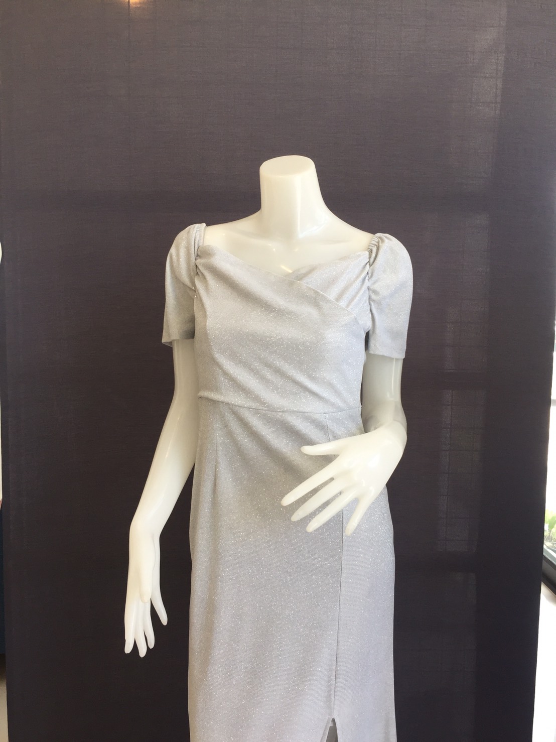 พร้อมเช่า ชุดเดรส เดรสแขนตุ๊กตา เนื้อผ้า glitter ชิมเมอร์ ดีเทลสวย สีเงิน สีเทา