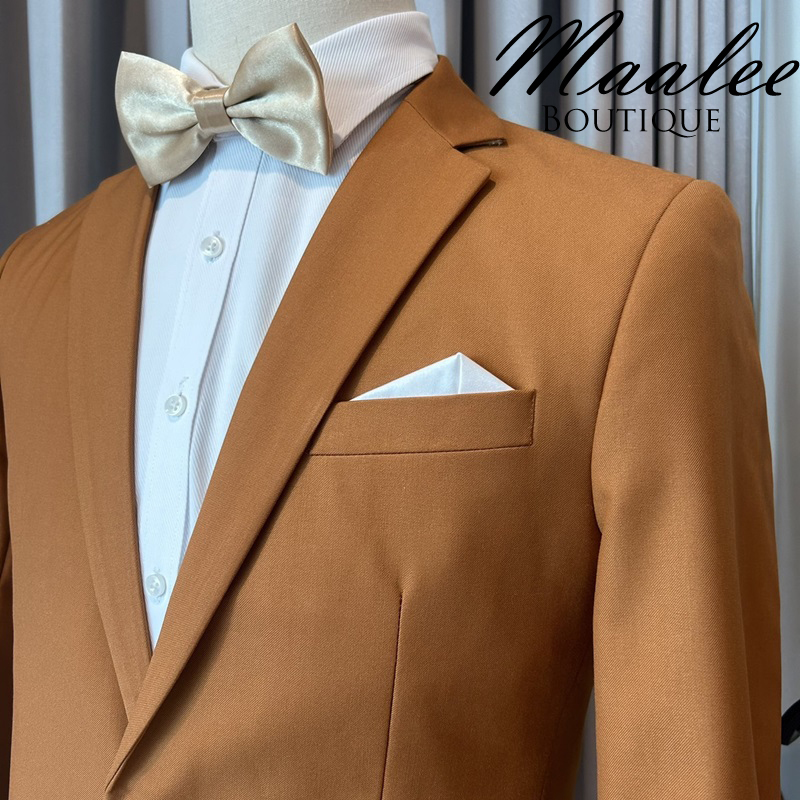 พร้อมเช่า ชุดสูทชาย สีน้ำตาล คาราเมล รุ่นคลาสสิค (ไม่มีเสื้อกั๊ก)