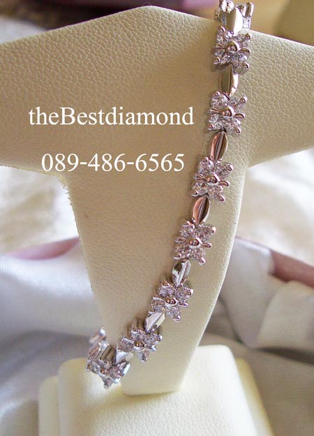 BC007RD==สร้อยข้อมือเพชรรูปดอกพิกุลรอบวง== ดีไซน์น่ารักๆ เป็นรูปดอกไม้ คั่นด้วยทองที่ออกแบบเป็นปล้องๆ ดูลงตัว งานเหมือนจริงสุดๆ หรูหราพอสมควร