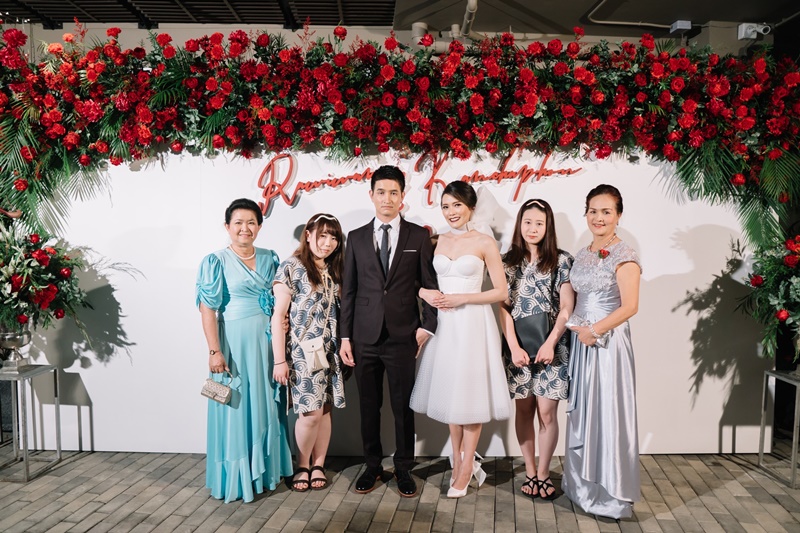 พร้อมเช่า ชุดราตรียาว แขนสั้น ผ้าซาติน จับจีบตีเกล็ดช่วงเอว เนื้อผ้าลูกไม้ เรียบหรู สีเทา