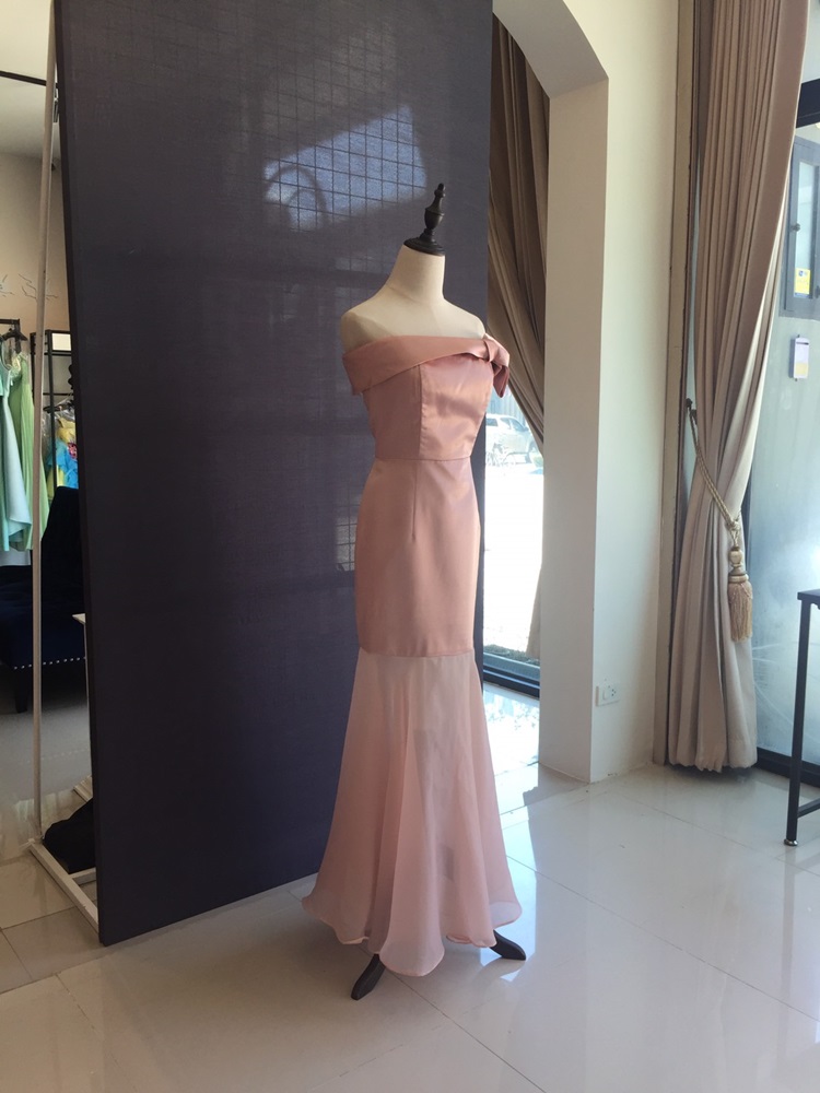 พร้อมเช่า ชุดราตรียาว สีโรสโกลด์ ปาดไหล่แต่งโบว์ ระบายผ้าแก้ว