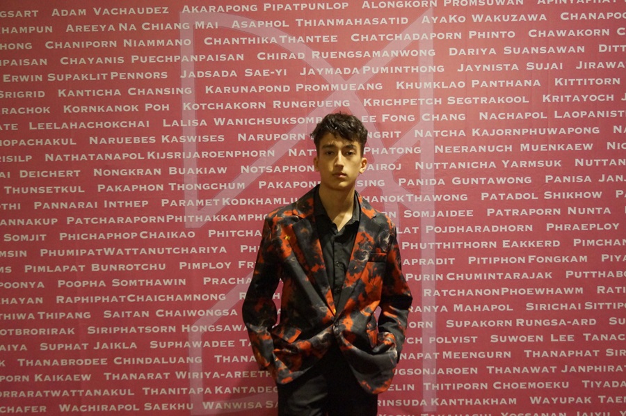 พร้อมเช่า เสื้อสูทชาย สีแดงดำ พิมพ์ลายกราฟฟิก กับกางเกงสีดำ