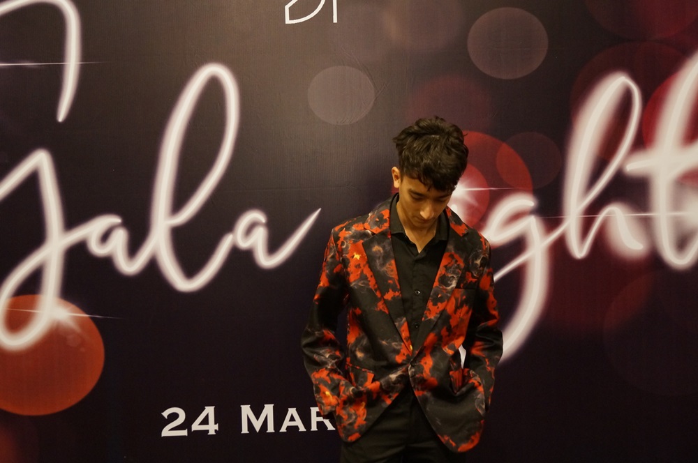 พร้อมเช่า เสื้อสูทชาย สีแดงดำ พิมพ์ลายกราฟฟิก กับกางเกงสีดำ