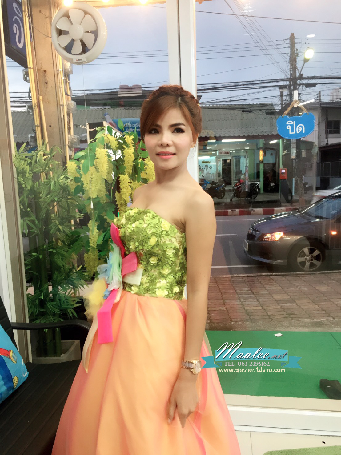 พร้อมเช่า ชุดแฟนซี ชุดราตรี เกาะอก สีส้ม แต่งลูกไม้ 3D สีเขียว (เชือกผูกหลัง)