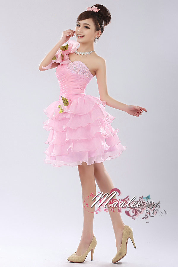 พร้อมเช่า ชุดแฟนซี ชุดราตรีสั้น ไหล่เฉียง กระโปรงระบาย ผ้าแก้ว แต่งดอกไม้สวยหวาน สีชมพู