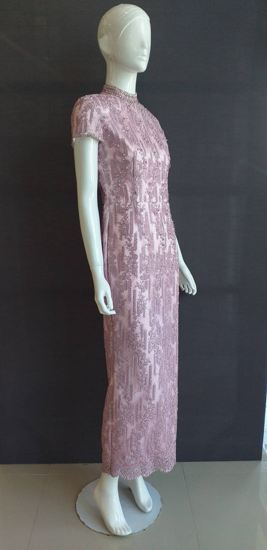 พร้อมเช่า ชุดไทยคุณแม่ เดรสลูกไม้ เดรสยาว เรียบหรู สีกะปิ