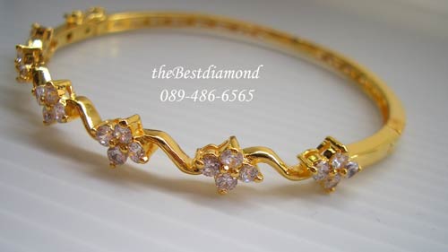 BB018+++กำไลLovely style+++กำไลน่ารักๆๆๆ เป็นรูปข้าวหลามตัด โดยมีCurve น้อยๆเป็นตัวเชื่อม เพชรสวยมาก งานน่ารัก เหมือนงานจากร้านจิวเวลลี่เลยค่ะ