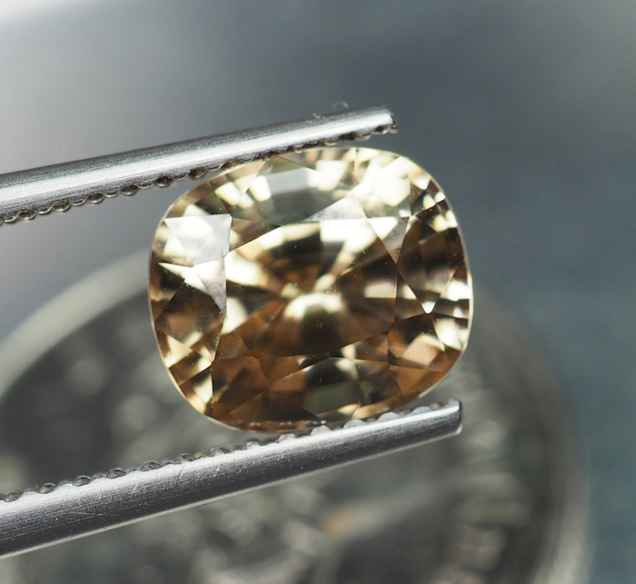 เพทายกัมพูชา 2.85 กะรัตสีน้ำตาลอ่อนปนเหลือง