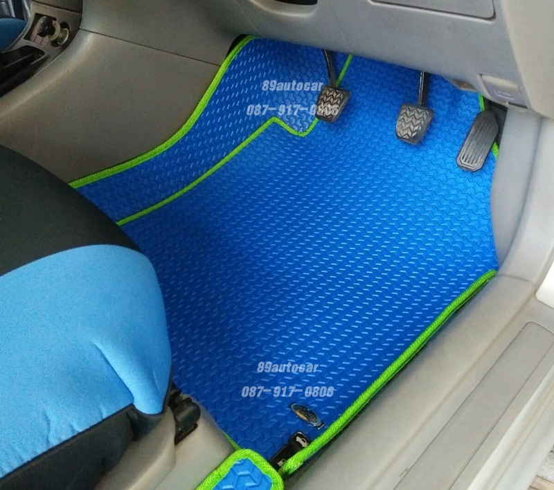 ผ้ายางปูพื้นรถยนต์ Toyota Altis หน้าหมู ลายธนูสีฟ้าขอบเขียว