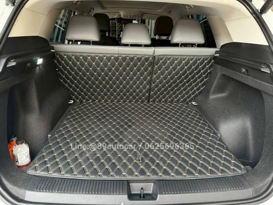 พรมรถยนต์ MG S5 EV 2025 ปูพรมVVIP ด้ายคู่ สี ดำด้ายทอง 6 ชิ้น เต็มคัน