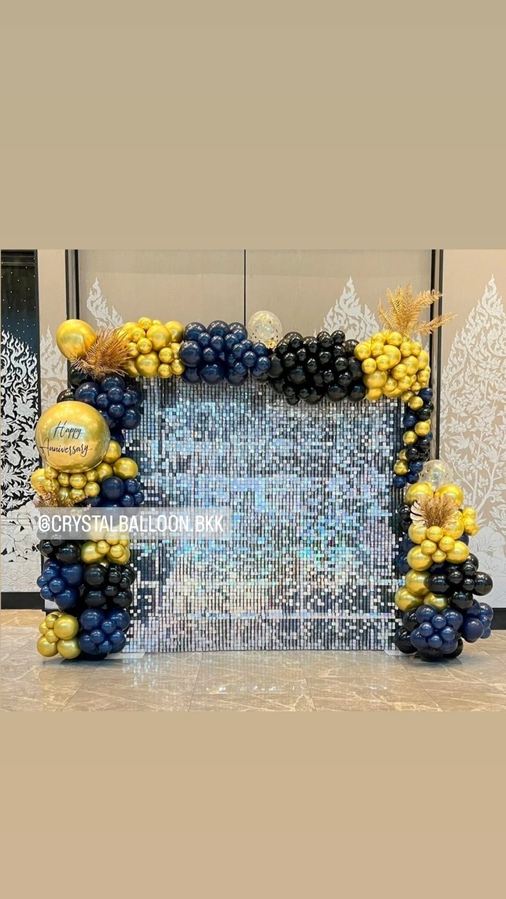Organic Backdrop วันครบรอบ ฉากวิบวับ สีเงิน ขนาด 2.4x2.4 เมตร Theme สีดำ-ทองเข้มโครเมี่ยม พร้อม ประดับใบไม้ทอง พร้อมตกแต่ง สามารถเปลี่ยนสีลูกโป่ง/เปลี่ยนข้อความได้