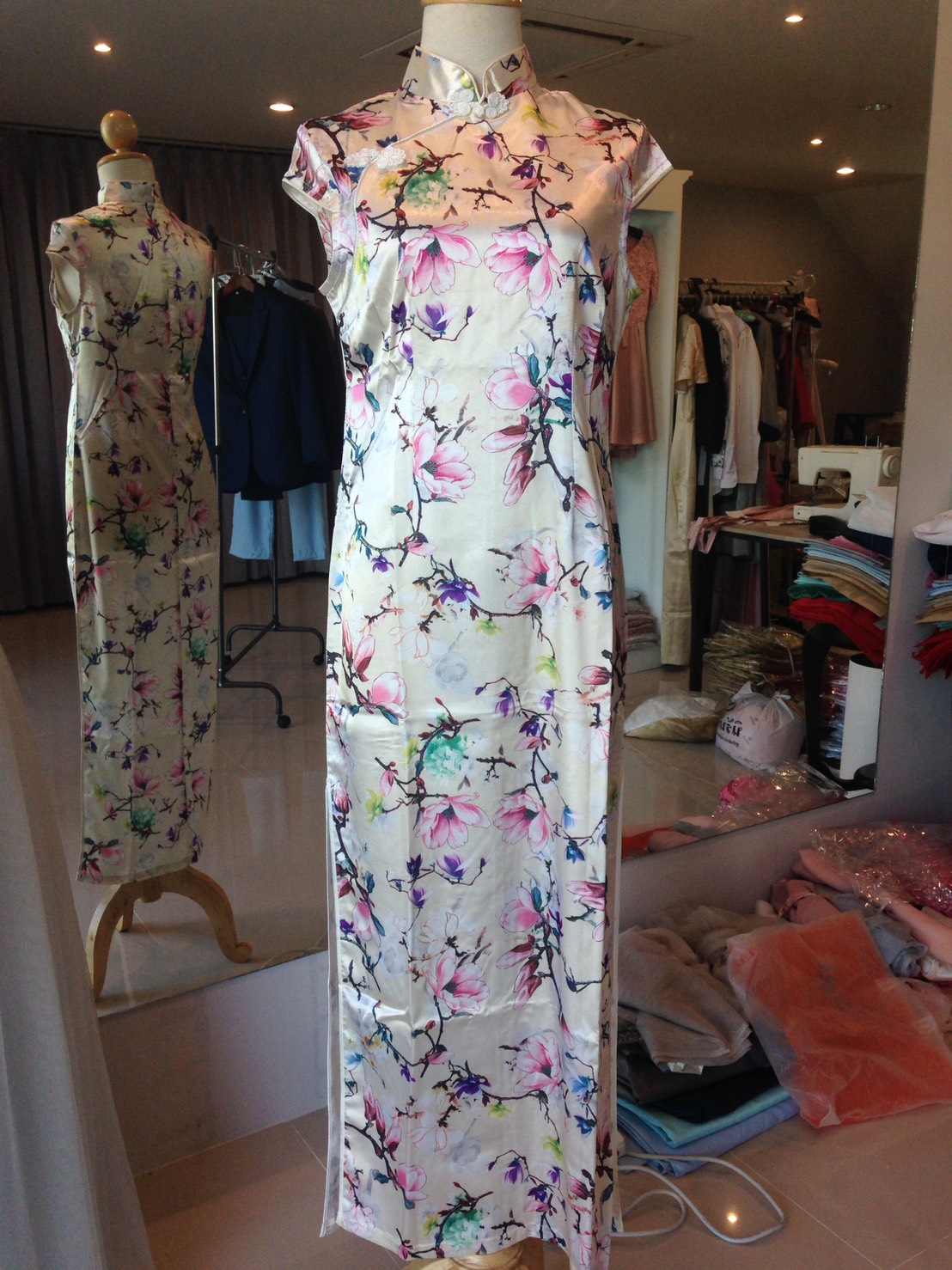 พร้อมส่ง กี่เพ้า สีครีม ผ้าซาติน พิมพ์ลาย ดอกไม้ สีพาสเทล สวยหวาน (L,2XL)