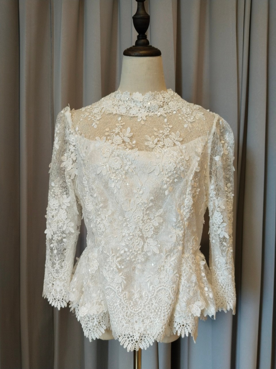 พร้อมเช่า เสื้อ ชุดเช่า ชุดไทยคุณแม่ ผ้าไหมกาฬสินทร์ เสื้อลูกไม้สีขาว คอปีน ผ้าซิ่น แยกชิ้น เรียบหรู **สามารถเลือกเปลี่ยนกระโปรงแบบที่ต้องการได้**