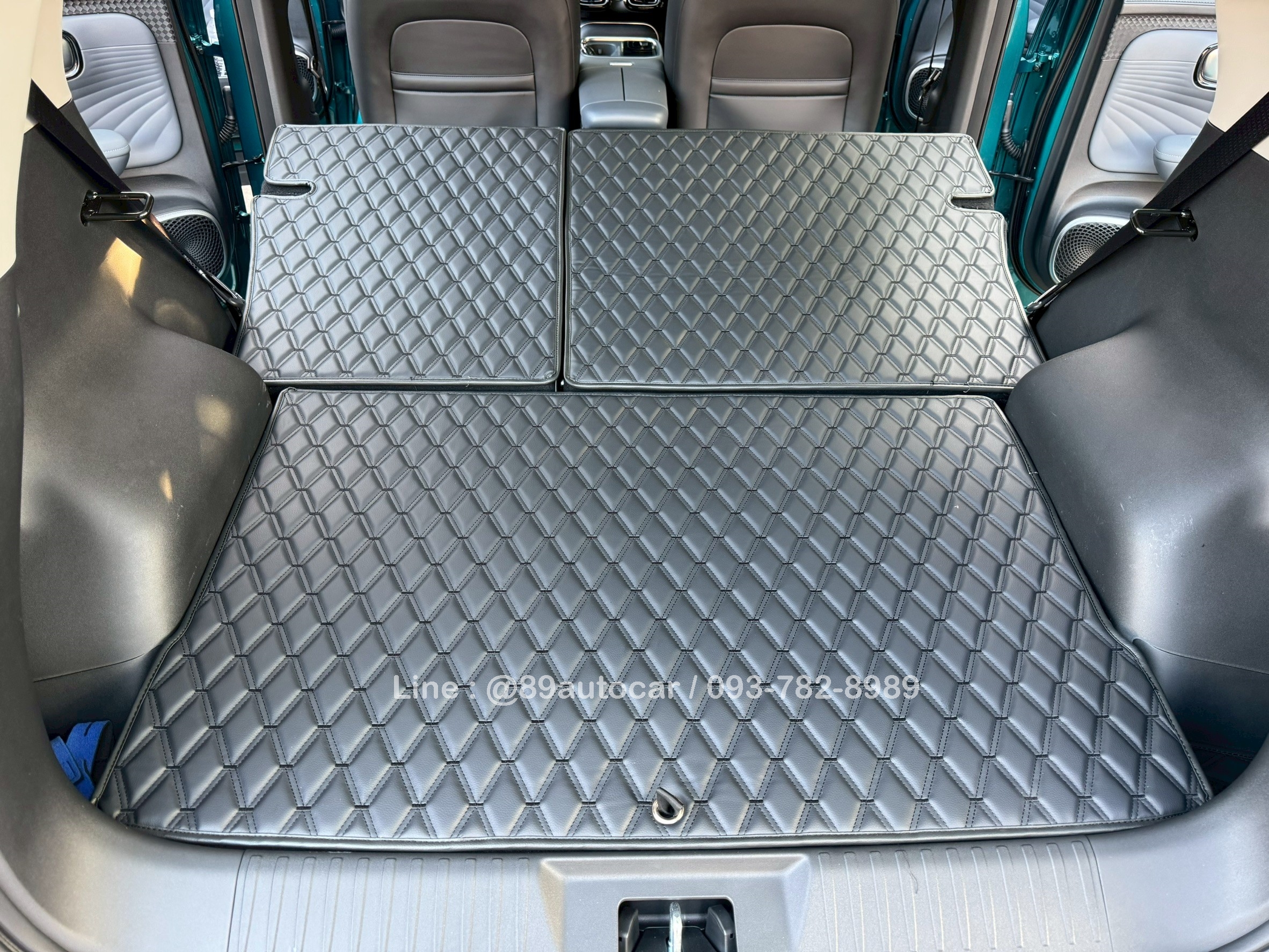 พรมปูพื้นรถยนต์ Aion UT ปูพรม7D VVIP ด้ายคู่ สีดำด้ายดำเสริมด้วย กระดุมเล็ก PVC สีเทา