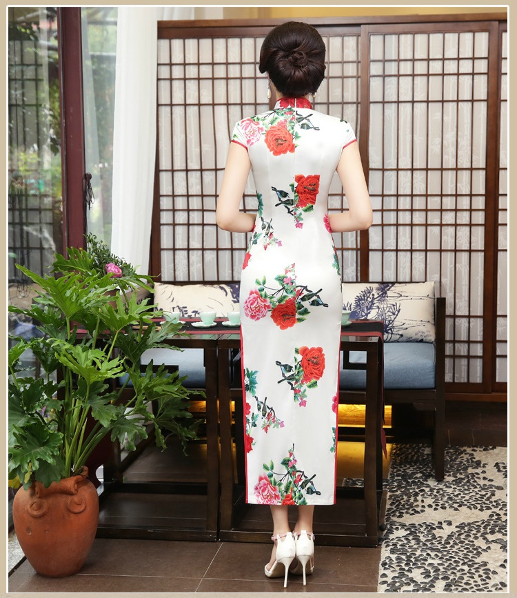 Pre-order กี่เพ้า สีขาว ลายดอกไม้แดง ผ่าข้าง กุ๊นขอบอย่างดี