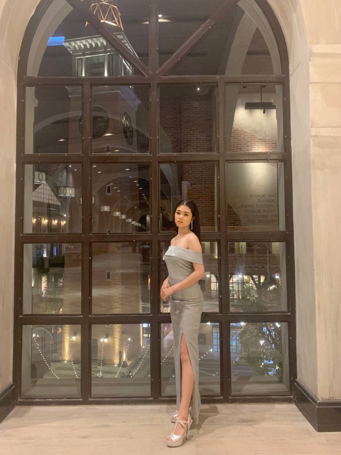 พร้อมเช่า ชุดเดรส ไหล่ปาด ผ่าหน้าขา ผ้า Glitter สีเทา