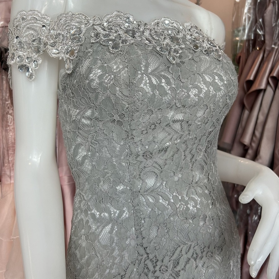 พร้อมเช่า ชุดราตรียาว แบบปาดไหล่ เข้ารูป ทรงหางปลา สีเทา ผ้าลูกไม้ แต่งเลื่อมสุดหรู (เชือกผูกหลัง)