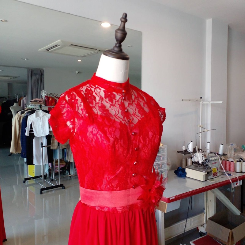 พร้อมส่ง ชุดราตรียาว ลูกไม้หวาน แขนสั้น แต่งเอวดอกไม้ กระโปรงผ้าชีฟอง สีแดง