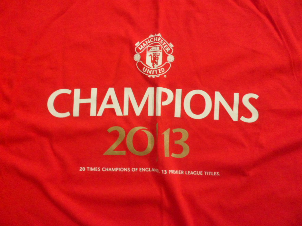เสื้อที-เชิ๊ต (เสื้อยืดคอกลม) ฟุตบอล ทีมสโมสรแมนเชสเตอร์ ยูไนเต็ด ชุดที่ระลึก 20 TITLES EPL CHAMPIONS ใหม่ M-Size / MANCHESTER UNITED Football T-Shirt Commemorative Kit 20 TITLES EPL CHAMPIONS Jersey NEW M-Size