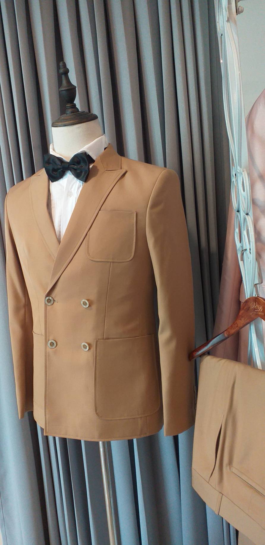 พร้อมเช่า ชุดสูทชาย สีน้ำตาลทอง กระดุม 2 แถว