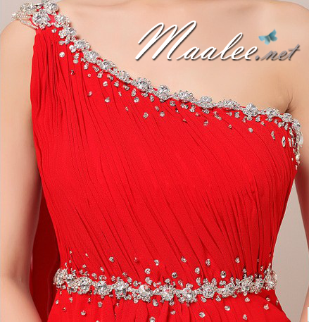 พร้อมเช่า ชุดราตรียาว ไหล่เฉียง สีแดง ปักเลื่อมหน้าอก ทิ้งระบายด้านหลัง