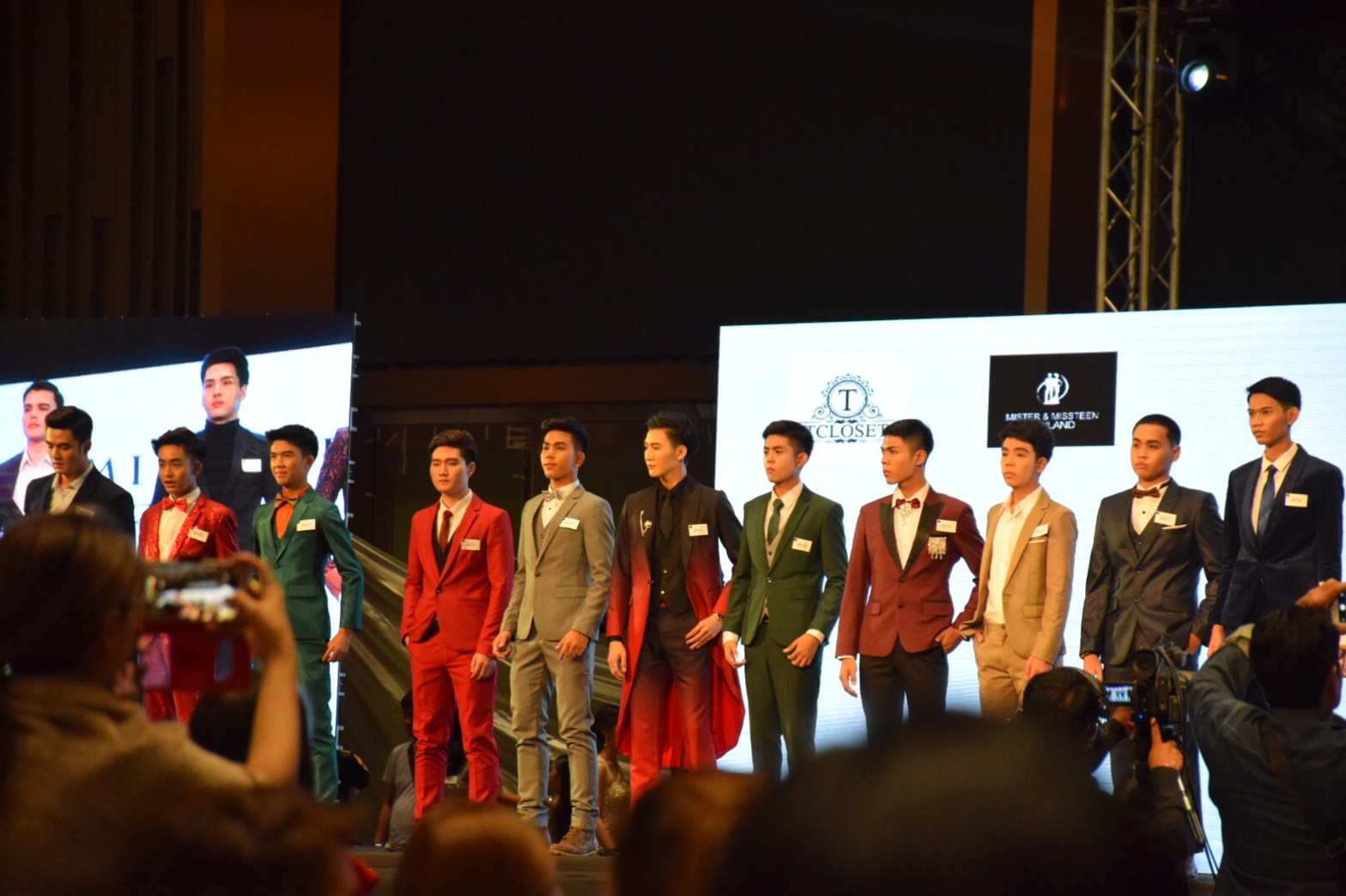 พร้อมเช่า สูทแฟนซี สูท Long Tail สากลแนววินเทจ ไล่เฉดสีโทนแดงดำ