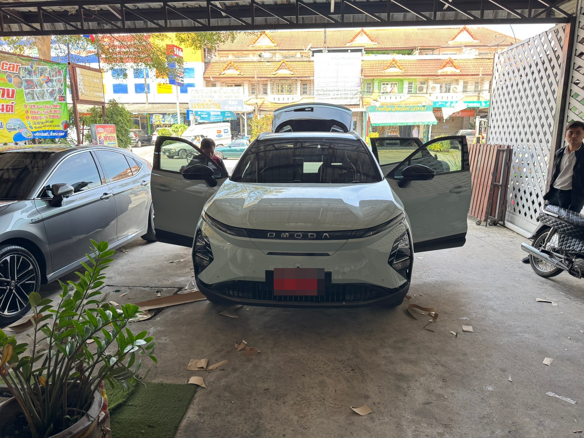 พรมปูพื้นรถยนต์ Omoda C5 (โอโมด้า ซี5) ปูพรมVVIP สีดำด้ายน้ำเงิน เต็มคัน